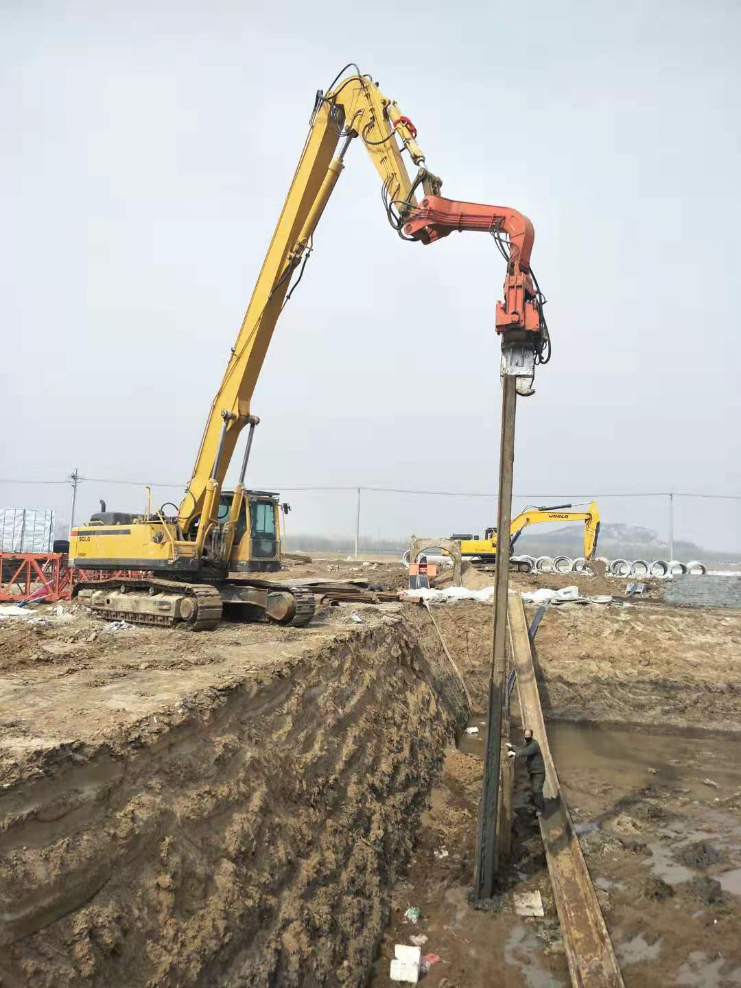 東北臨工500挖機(jī)配坤龍450錘頭打拔鋼板樁
